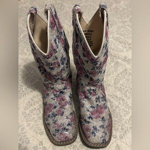 Darling little girls cowgirl boots 🤠